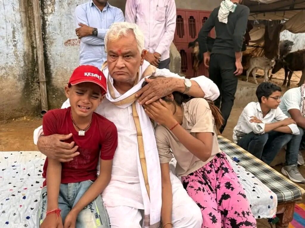 Dr Kirodi Lal Meena reached Khilchipur Maliyan and consoled the family of the youth who died due to electrocution.