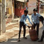 Jalore: Students of Government School Mandwala were sent to get the cylinders filled.