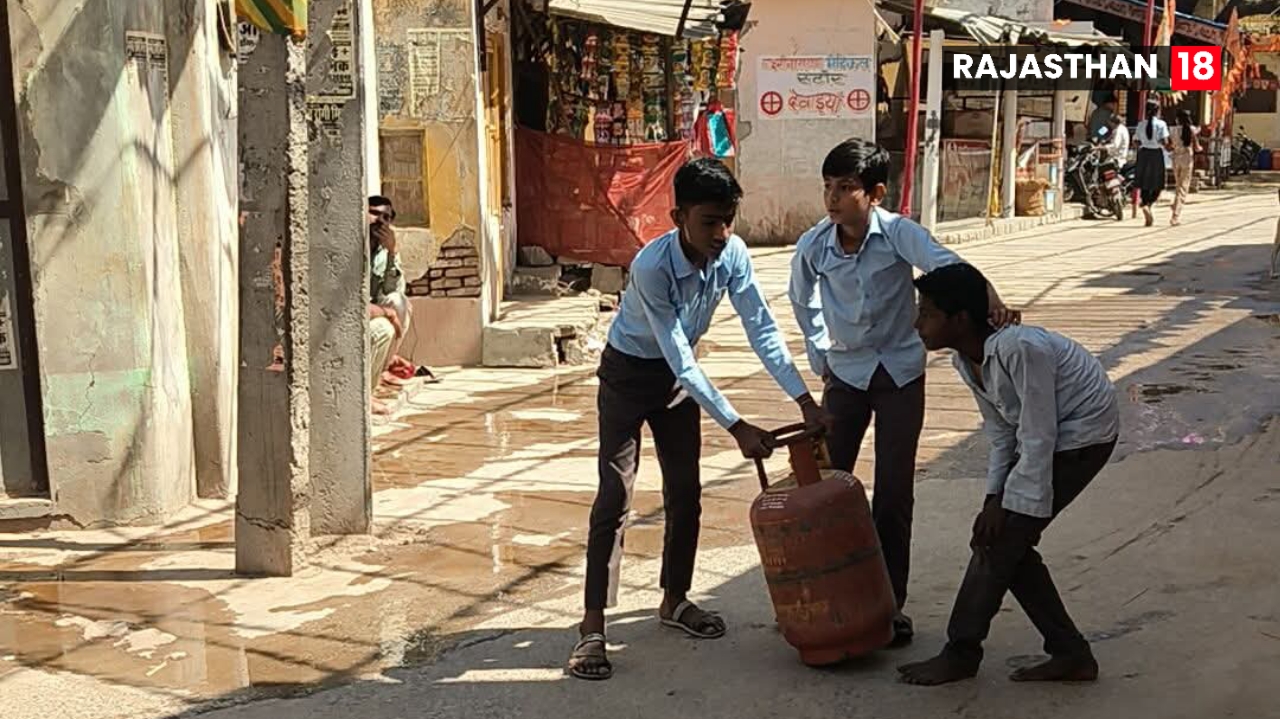 Jalore: Students of Government School Mandwala were sent to get the cylinders filled.