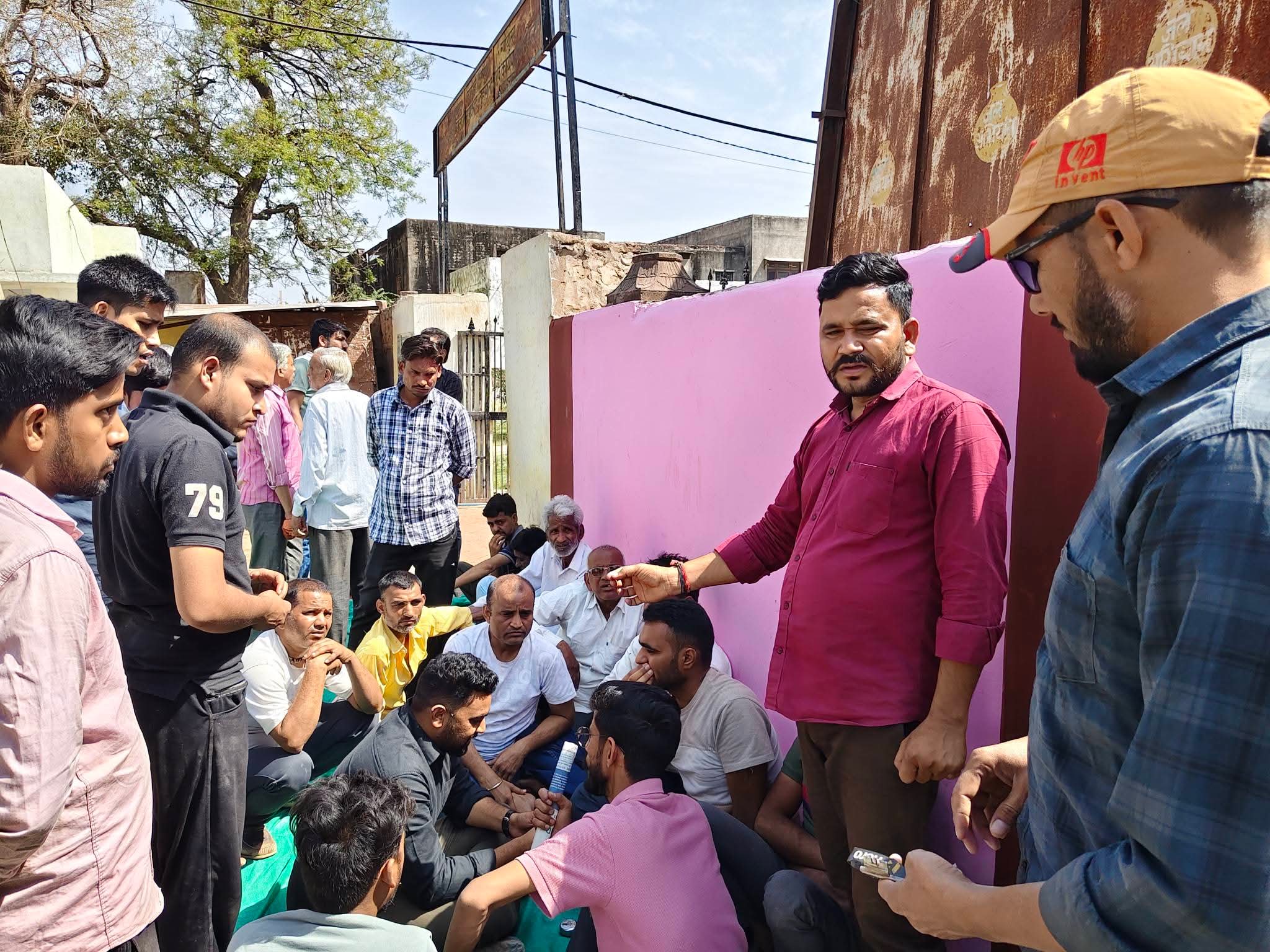 Karauli: People troubled by drinking water shortage stage protest
